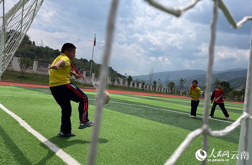 课间休息时间，几名学生在踢足球。人民网记者 程浩摄