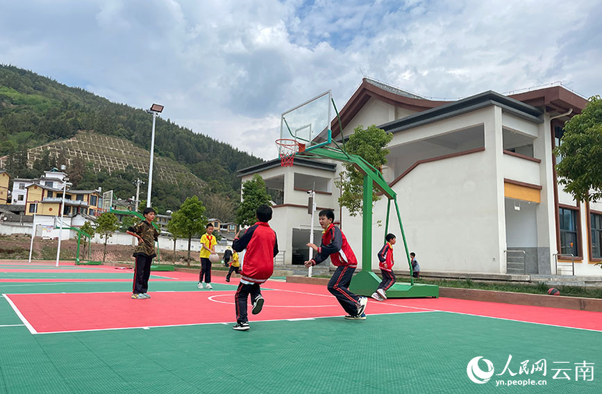 课间休息时间，学生们在打篮球。人民网记者 程浩摄