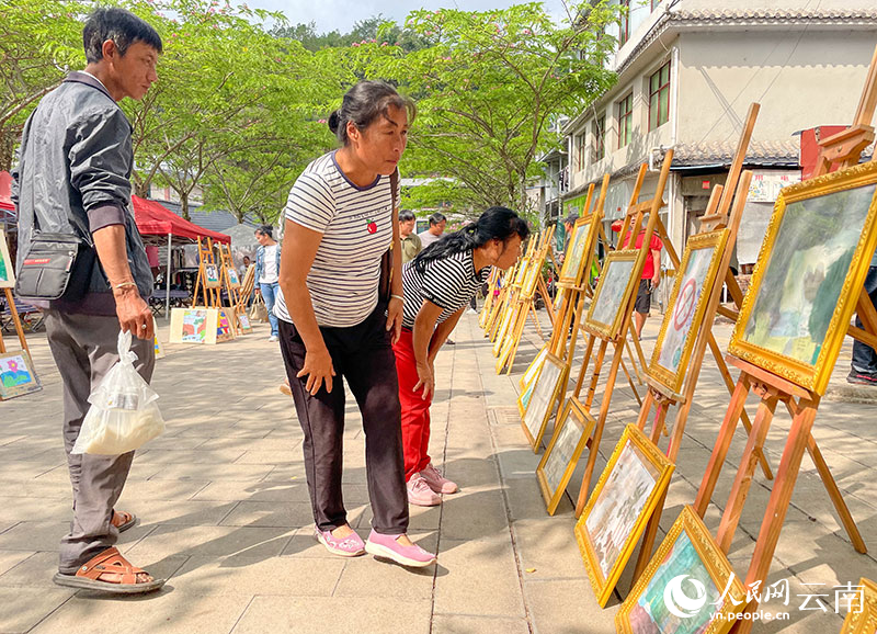  Local residents visit the calligraphy and painting exhibition. Photographed by Fang Ji