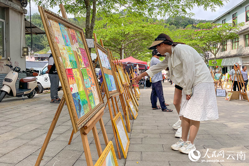 当地居民参观书画展。方稷摄