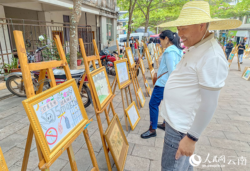 当地居民参观书画展。魏喜杨摄