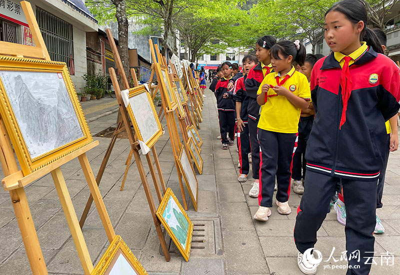 学校师生参观书画展。方稷摄