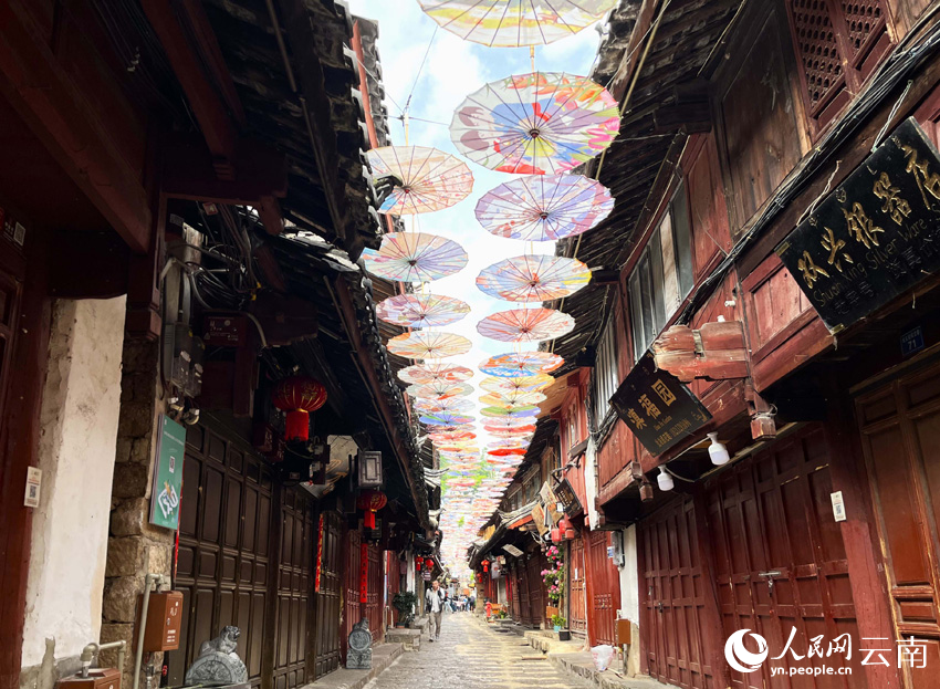  [Picture 2] The paper umbrella hanging in Xianwen Lane, Guangyi Street, the ancient city of Lijiang, has a special charm. People's Daily Online - Photographed by Yin Xin.jpg