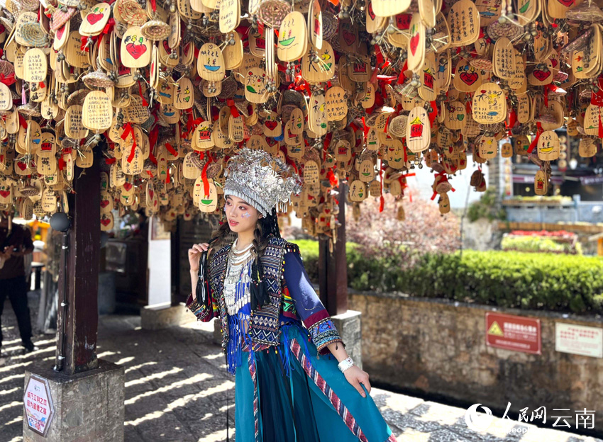  [Figure 4] Tourists take photos in Lijiang Ancient City. People's Daily Online - Photographed by Yin Xin.jpg