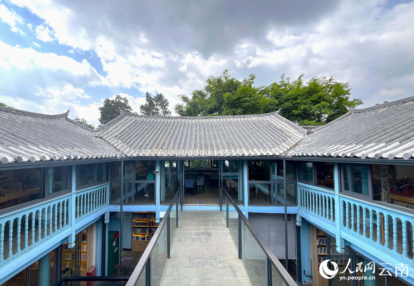  [Figure 5] On the second floor of Sanlian Taofen Bookstore, you can read and see the clouds. People's Daily Online - Photographed by Yin Xin.jpg