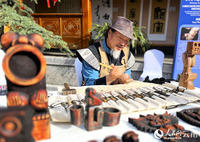 [Figure 6] Wood carving artist Mu Xinrong of Naxi nationality is working. People's Daily Online - Photographed by Yin Xin.jpg