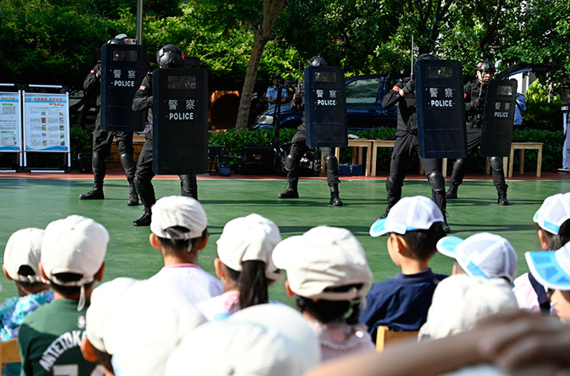 【1】楚雄市公安局特警队员进行警棍盾牌技能展演。楚雄州公安局供图