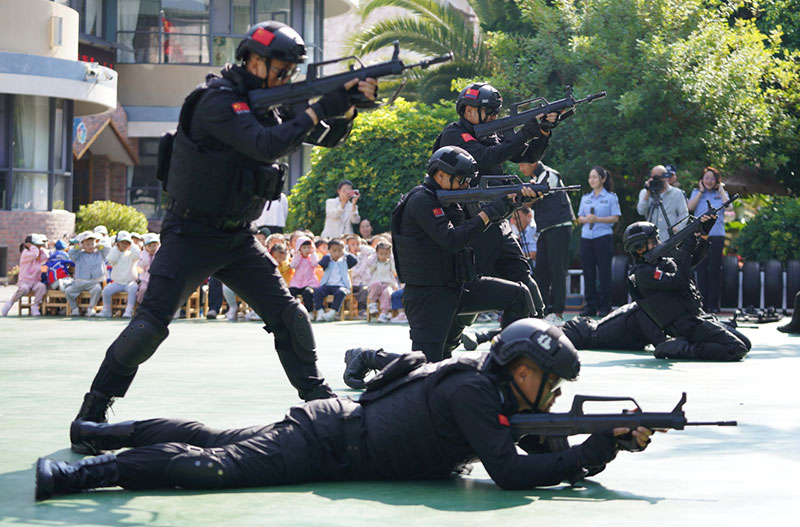特警队员们进行武器技能展示。楚雄州公安局供图