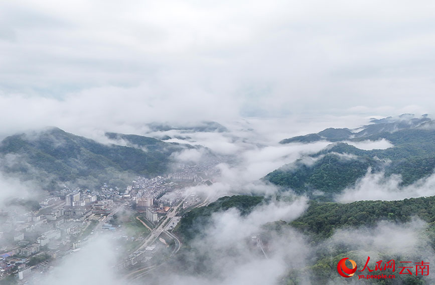 雨后江城，水墨如畫。人民網記者 虎遵會攝