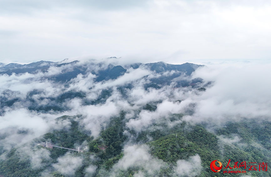 雨后江城，水墨如画。人民网记者 虎遵会摄