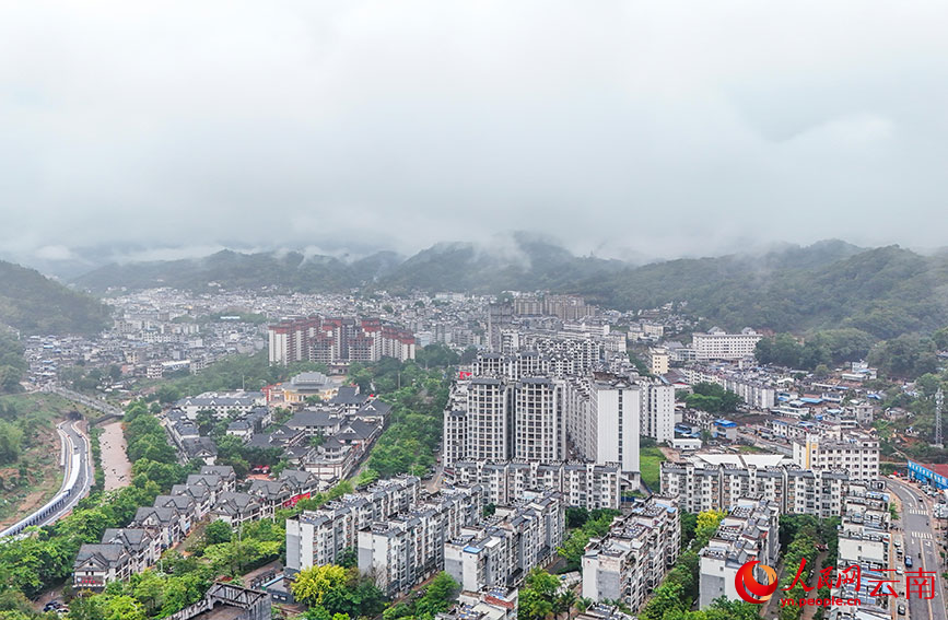 雨后江城，水墨如画。人民网记者 虎遵会摄