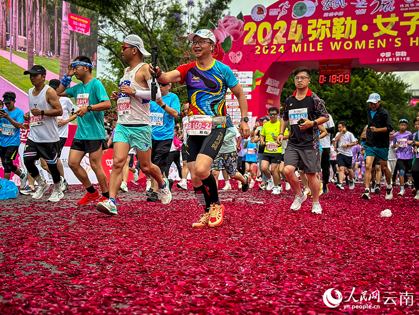 选手在铺满玫瑰花瓣的赛道上奔跑。人民网曾智慧摄