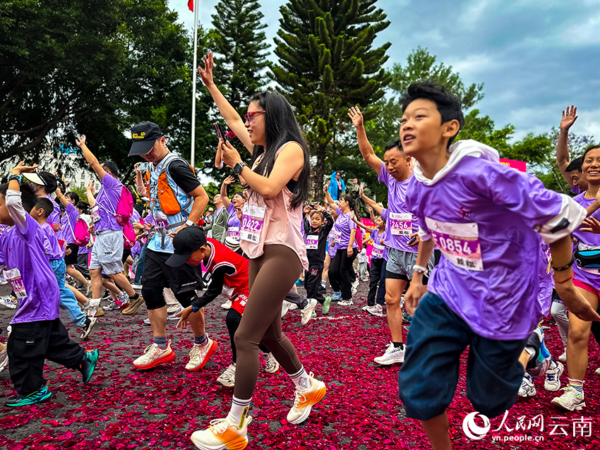 选手在铺满玫瑰花瓣的赛道上奔跑。人民网曾智慧摄-(1)-(1)
