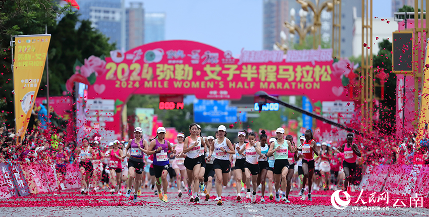 选手在铺满玫瑰花瓣的赛道上奔跑。人民网 曾智慧摄