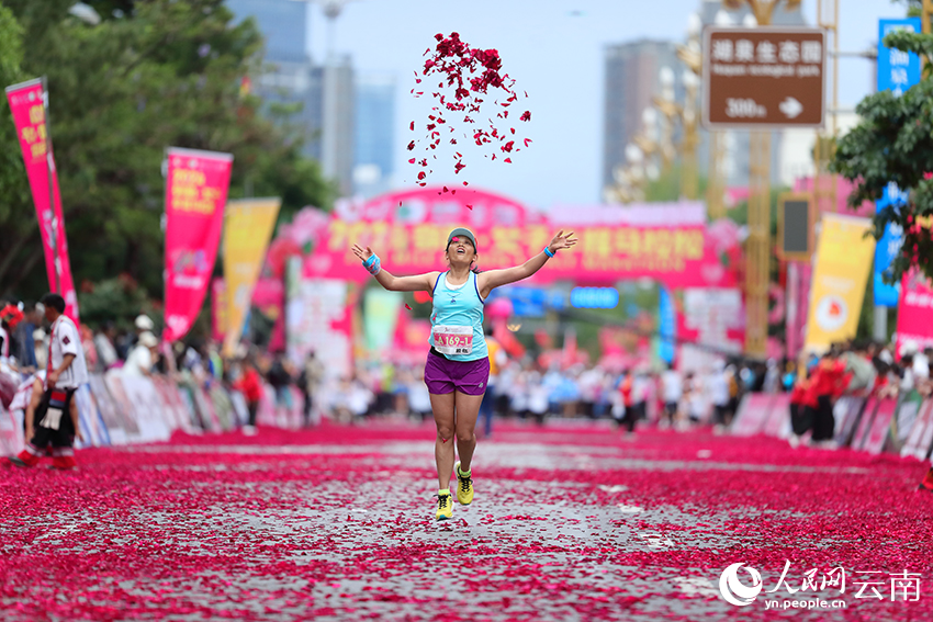 选手在铺满玫瑰花瓣的赛道上奔跑。人民网 曾智慧摄