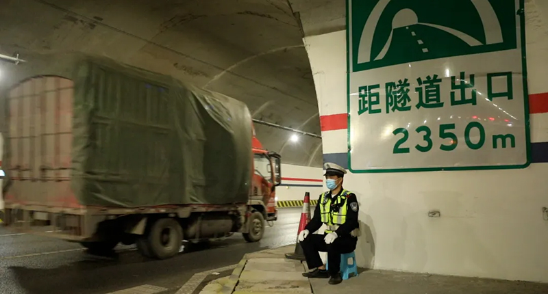 坚守隧道安全的民辅警。