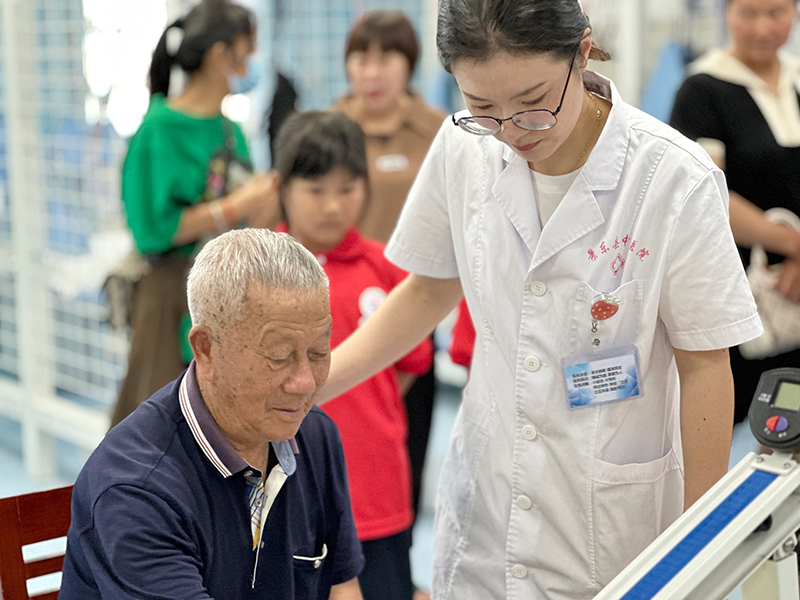 康复医师指导残疾人进行康复训练。杨娟摄
