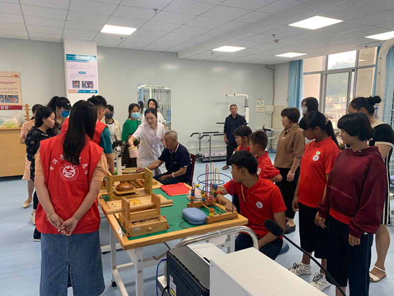 参观景东县中医院康复科治疗室。毛江波摄