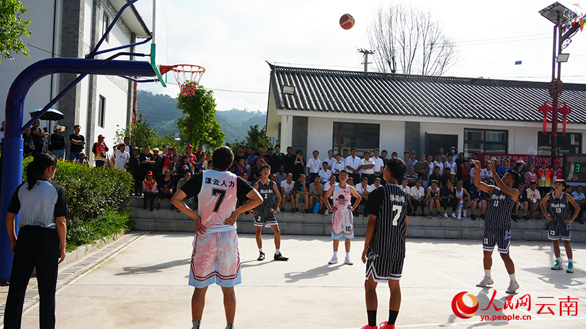 去年8月，淮安村举行县里首届村BA，图为比赛现场。李蓉摄