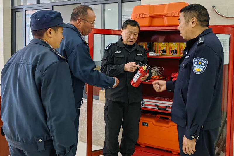 民警开展安全督查活动现场。