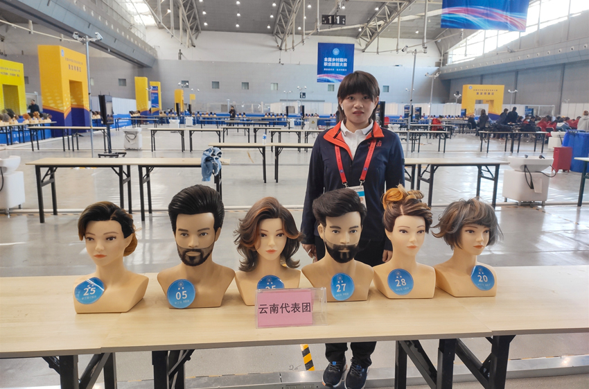 6李红艳在第一届全国乡村振兴职业技能大赛上的比赛瞬间。受访者供图