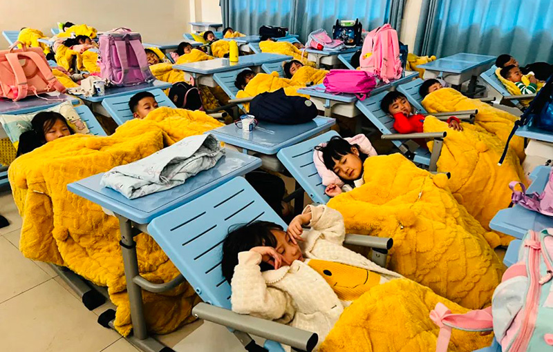  Students at the Shanhai Experimental School in Xishan District, Kunming No. 1 Middle School are taking a nap. Photographed by Yu Suyan