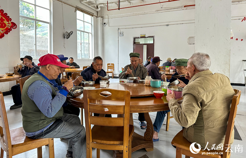 1大关县天星镇敬老院食堂里,老人们正在用餐。人民网记者 符皓摄
