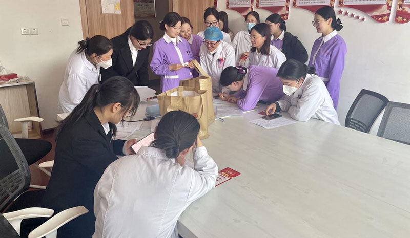 工商银行丽江分行丽江支行在丽江市肿瘤医院开展防电信诈骗及拒收现金宣传活动