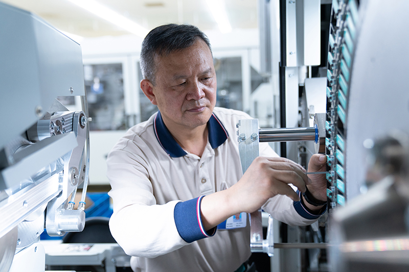 图1.曲烟首位“双高”人才——卷包车间电气修理工蔡培良（林勇摄）