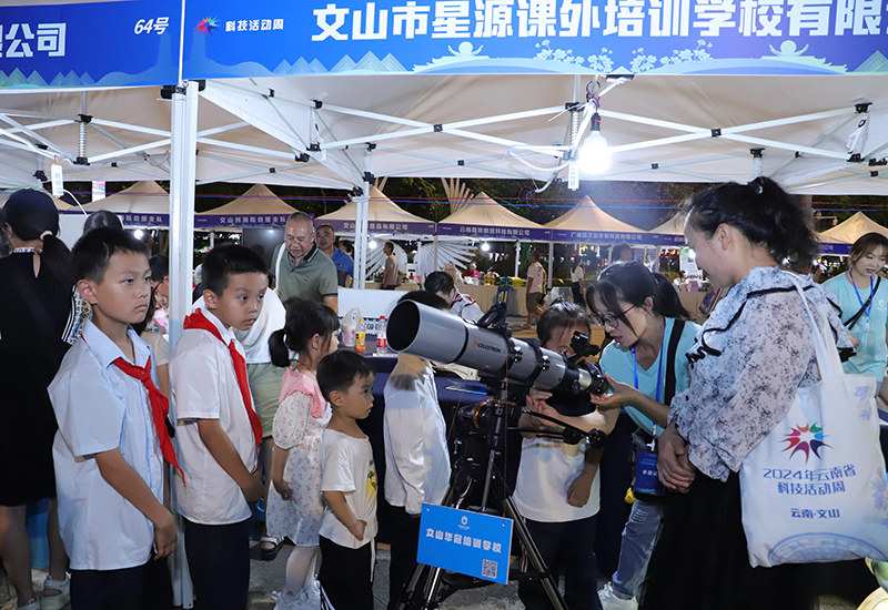 孩子们参观科普展。