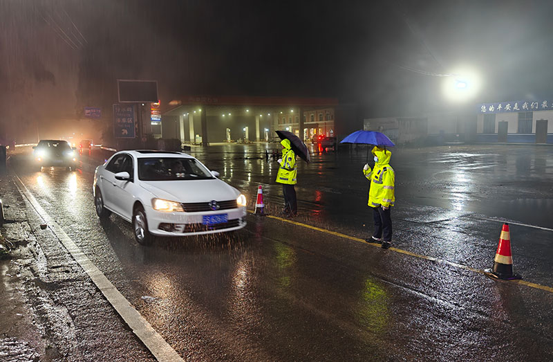 雨天执勤的民警。