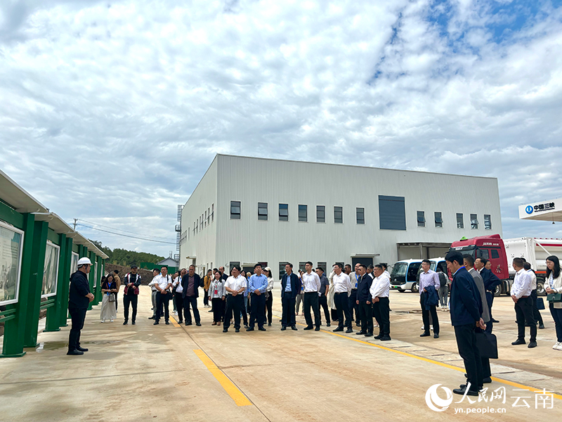【4】与会嘉宾参观丽江金山绿氢零碳智慧工厂及氢能燃料电池生产基地项目。人民网-雷霁摄