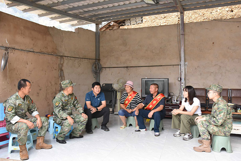 为立功受奖军人家庭送喜报。