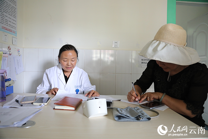 杨金芳在卫生室接诊。李志毅摄