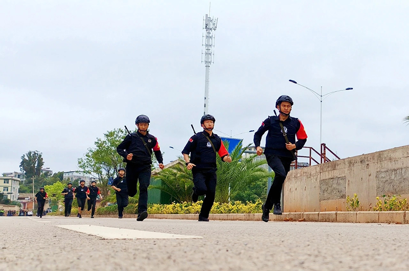 楚雄特警实战化比武活动现场。