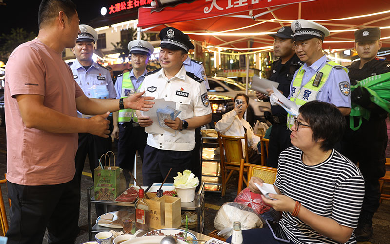 民警古城街头开展安全宣传。