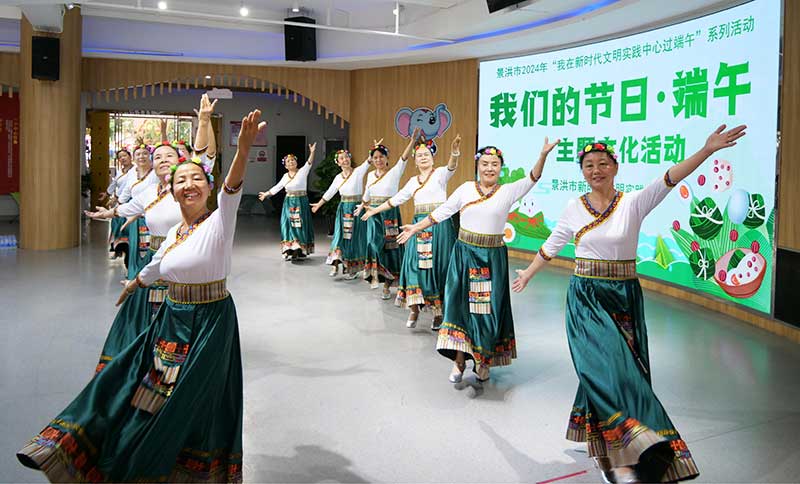 【4】社区居民在表演节目。