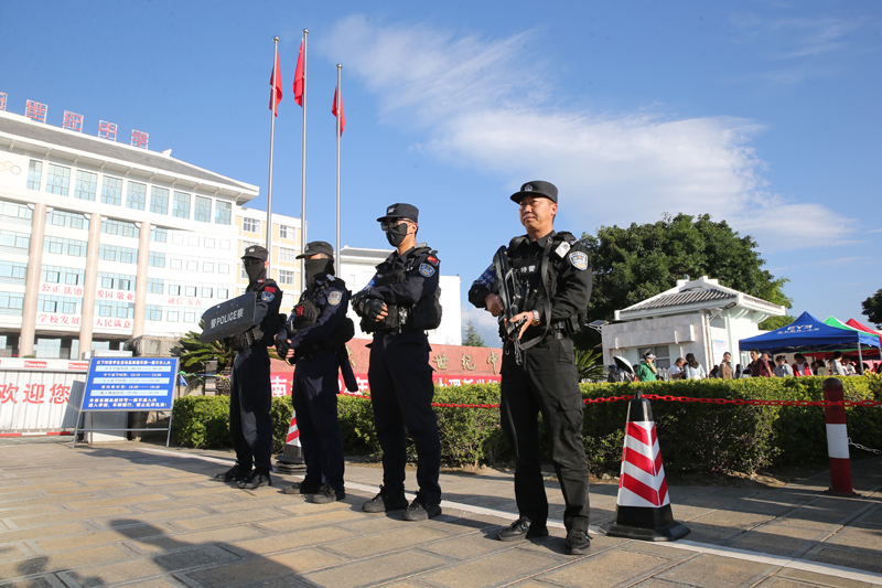 大理州公安机关特警在学校门口随时准备为出现困难的考生服务。