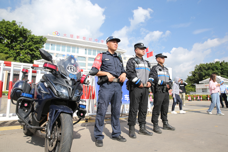大理州公安机关民警在学校门口维护秩序。