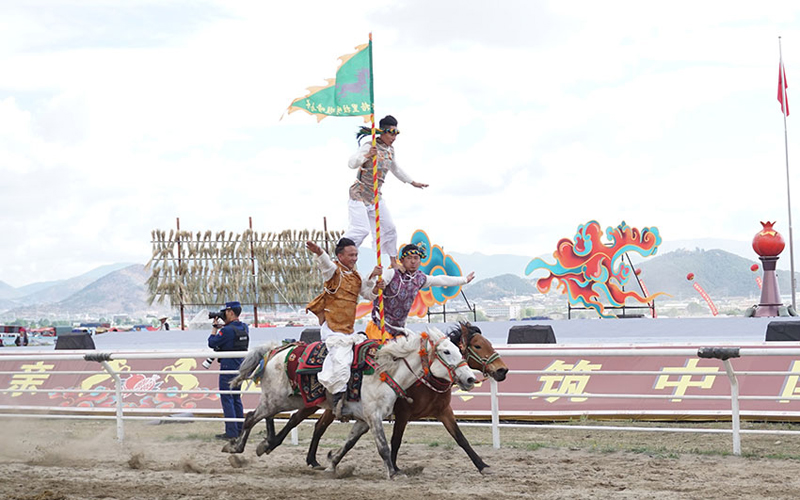 迪庆·香格里拉赛马会举行 开启马背上的狂欢