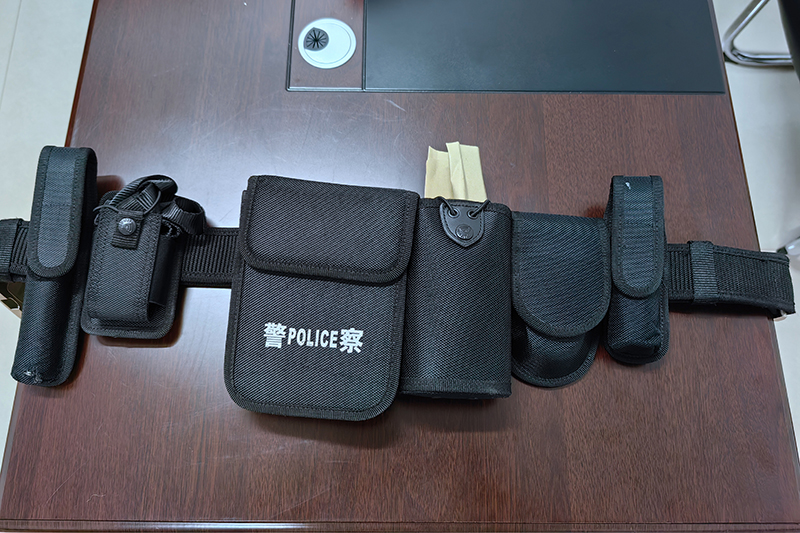 【1】执勤民警发现单警装备中的水壶包里塞着一个被捏得皱皱的牛皮纸信封。楚雄警方供图