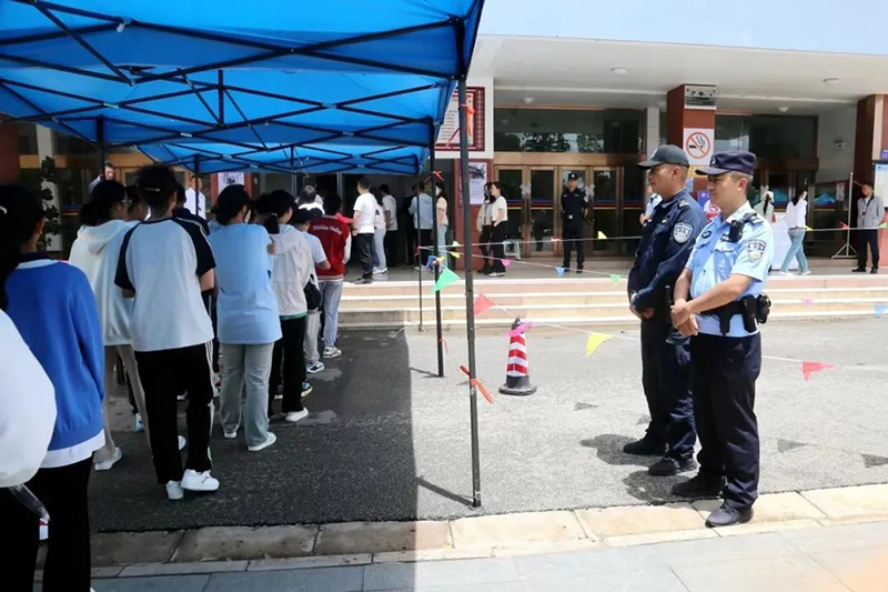 【4】楚雄警方护航高考学子。楚雄警方供图