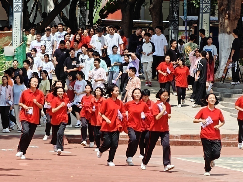 考试结束，丽江华坪女子高级中学的学生们跑出考场。苗少坡摄