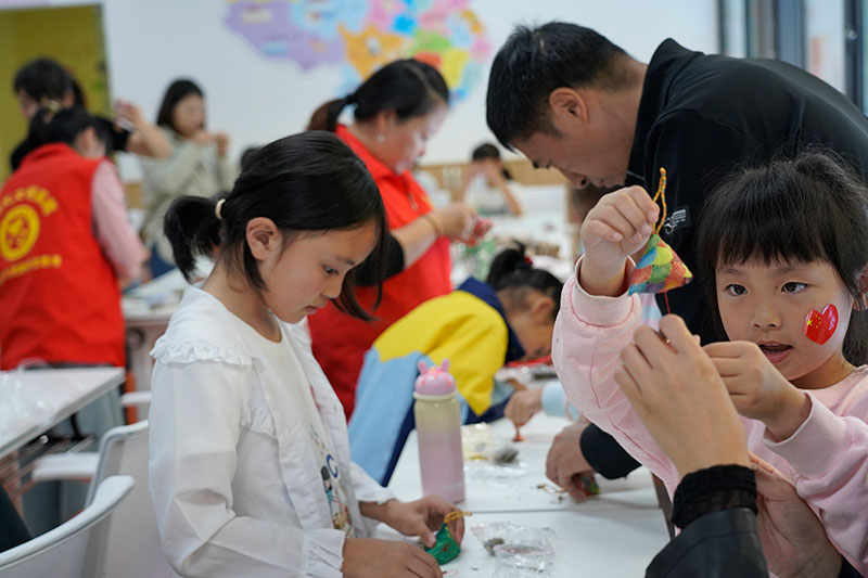 残联组织到兆佳坝开展留守儿童家庭联谊活动制作香囊