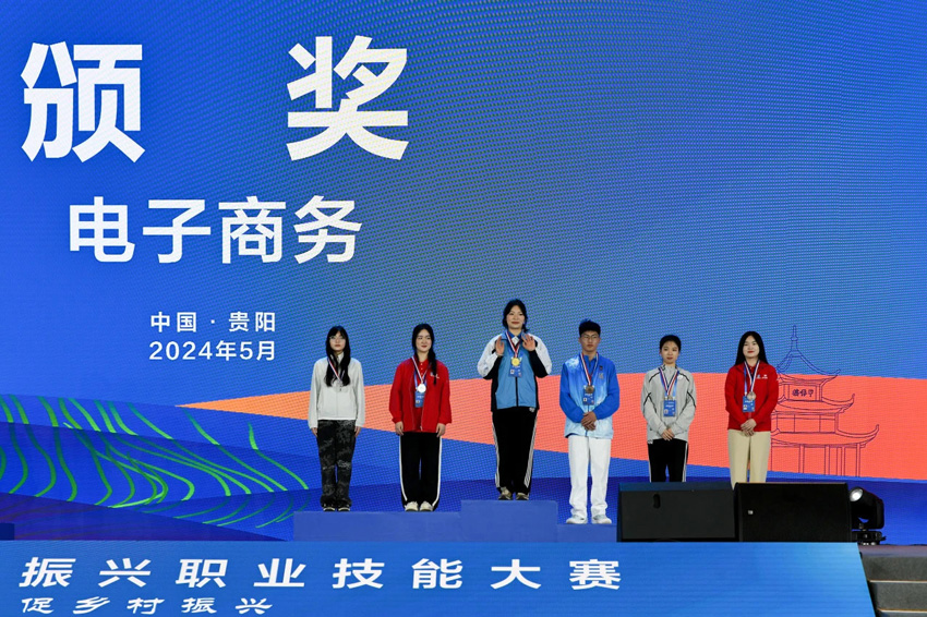 锁成玉（左三）在第二届全国乡村振兴职业技能大赛夺冠。受访者供图