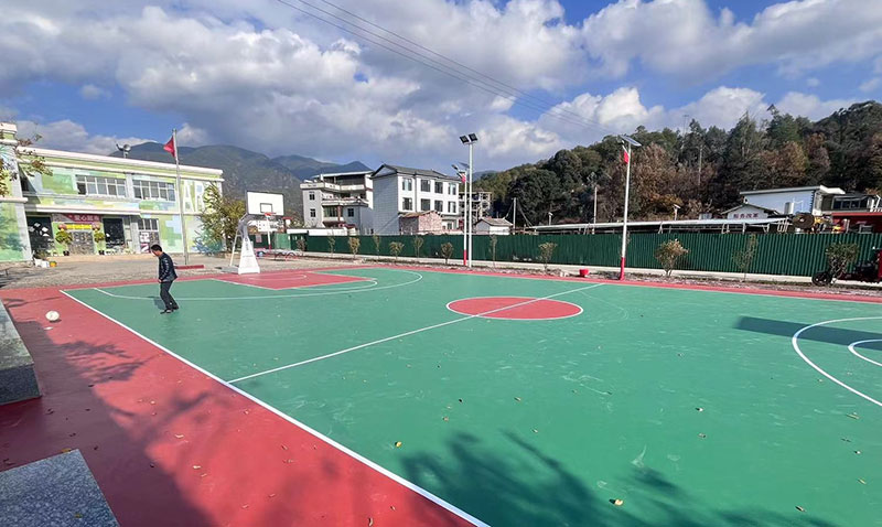 南华社区新修建的篮球场（高攀伟-摄）
