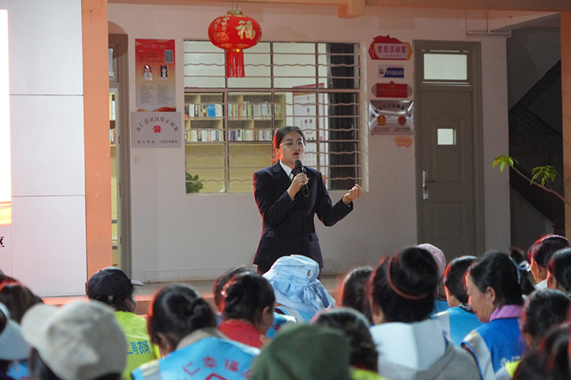 永仁县检察院第二检察部主任吴和芹到永仁县幸福里开展新农民大讲堂法治课讲授。