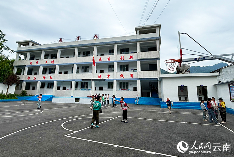 【1】翻新改造后的偏岩村五显坝小学里，学生们课间在操场上嬉戏玩耍。人民网-雷霁摄