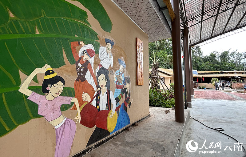 【图5】磨站村房屋墙上的民族团结彩绘。人民网记者-刘怡摄