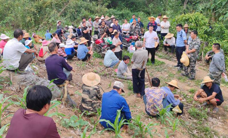 工作人员深入田间地头调节群众矛盾